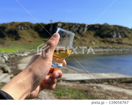 ピートが香るウイスキーで有名なスコットランド・アイラ島の伝統的な蒸留所。 139056767