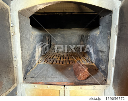 ピートが香るウイスキーで有名なスコットランド・アイラ島の伝統的な蒸留所。 ピートが香るウイスキーで有名なスコットランド・アイラ島の伝統的な蒸留所。 139056772