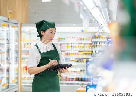 スーパーマーケットで商品管理をする女性 スーパーマーケットで商品管理をする女性 139056936