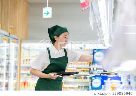 スーパーマーケットで商品管理をする女性 スーパーマーケットで商品管理をする女性 139056940