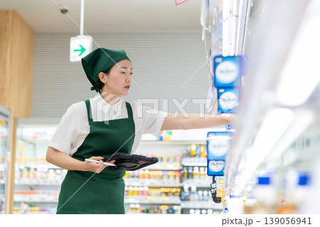 スーパーマーケットで商品管理をする女性 139056941