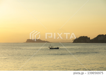 逗子小坪 夕陽の中で漁をする船と江の島 逗子小坪 夕陽の中で漁をする船と江の島 139056975