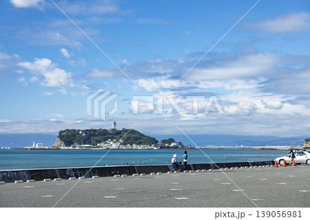 湘南七里ヶ浜　駐車場から見える江の島 139056981