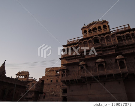 インド・ラジャスタン州にあるジャイサルメール城と黄金の街並み インド・ラジャスタン州にあるジャイサルメール城と黄金の街並み 139057075