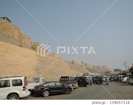 インド・ラジャスタン州にあるジャイサルメール城と黄金の街並み インド・ラジャスタン州にあるジャイサルメール城と黄金の街並み 139057118