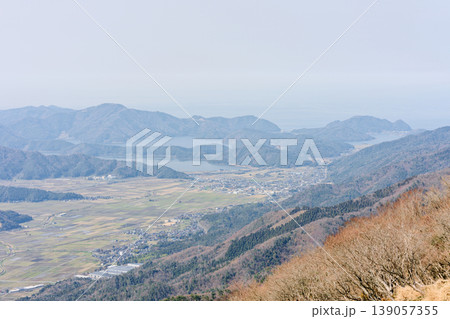三十三間山の登山道から見える風景 三十三間山の登山道から見える風景 139057355