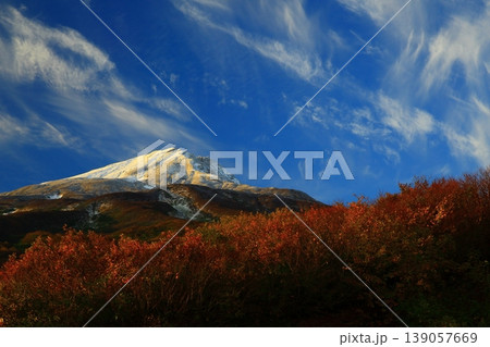紅葉のピークを迎えた秋の鳥海山 139057669