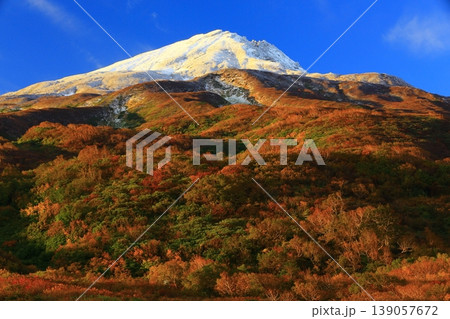 紅葉のピークを迎えた秋の鳥海山 139057672