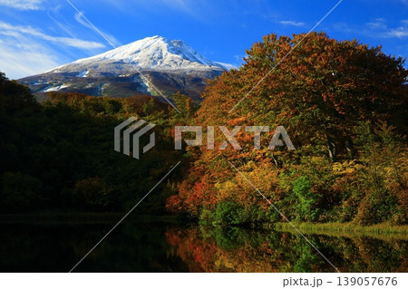 紅葉の始まった鳥海山 紅葉の始まった鳥海山 139057676