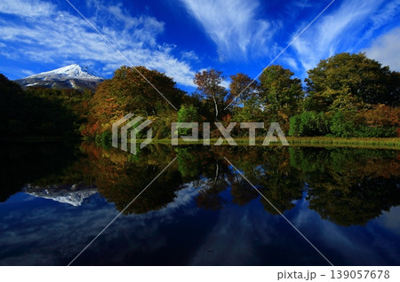紅葉の始まった鳥海山 紅葉の始まった鳥海山 139057678