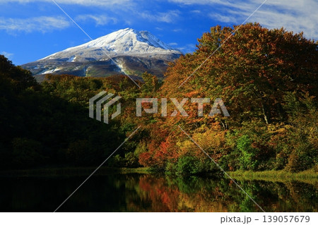 紅葉の始まった鳥海山 紅葉の始まった鳥海山 139057679