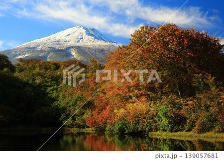 紅葉の始まった鳥海山 紅葉の始まった鳥海山 139057681