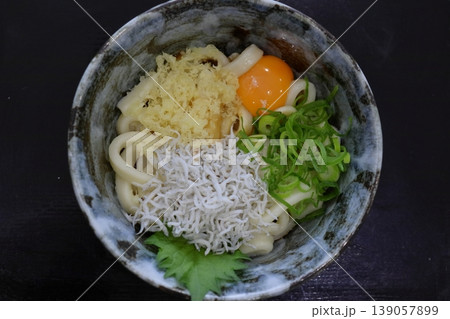 しらすと玉子がトッピングされた伊勢うどん 139057899