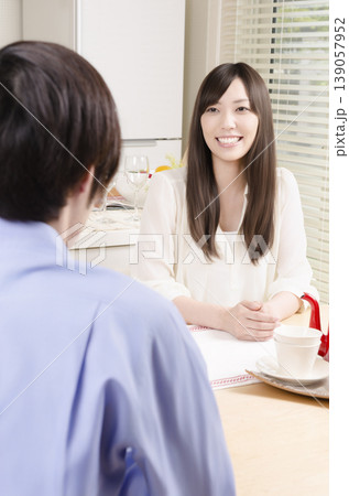 お家で談笑する若い夫婦 お家で談笑する若い夫婦 139057952