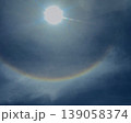 太陽の暈（ハロ）現象と薄雲の空 139058374
