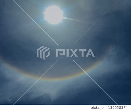 太陽の暈(ハロ)現象と薄雲の空 太陽の暈(ハロ)現象と薄雲の空 139058374