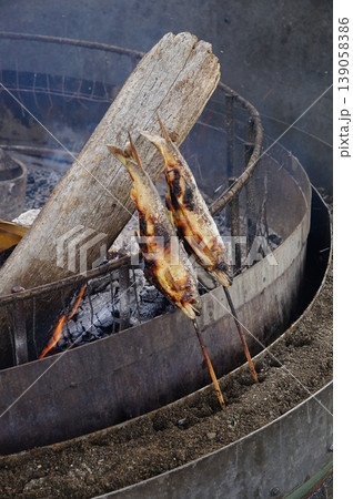 囲炉裏で焼く鮎の塩焼き 囲炉裏で焼く鮎の塩焼き 139058386