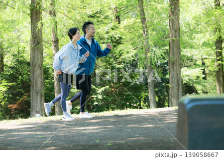 新緑の公園でウォーキングやランニングのスポーツが楽しいミドル夫婦 健康的(ヘルスケア)全身 新緑の公園でウォーキングやランニングのスポーツが楽しいミドル夫婦 健康的(ヘルスケア)全身 139058667