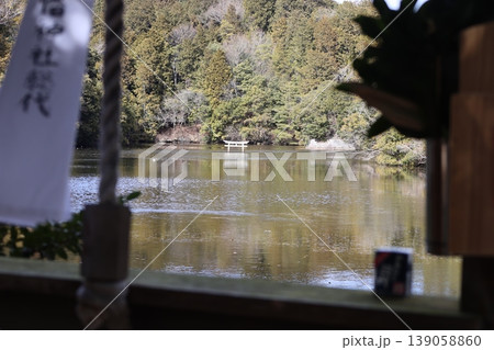 甲賀市の観光名所 弁天池の沈み鳥居 「名坂大池寺自然公園」 甲賀市の観光名所 弁天池の沈み鳥居 「名坂大池寺自然公園」 139058860