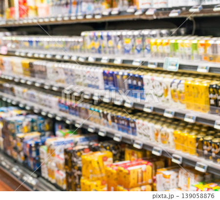 スーパーマーケットの飲料棚 139058876