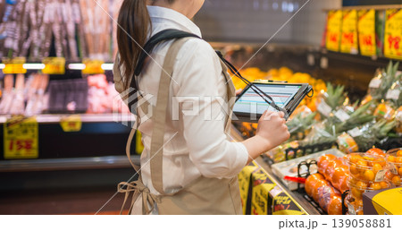 タブレットを持つスーパー店員 タブレットを持つスーパー店員 139058881