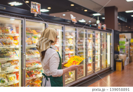 スーパーで冷凍食品棚を確認する女性 スーパーで冷凍食品棚を確認する女性 139058891