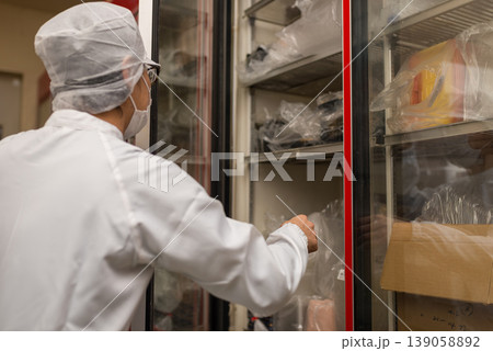 冷蔵庫を開ける食品管理担当者 139058892