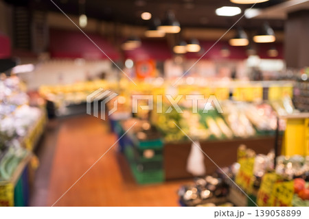 ぼやけたスーパーマーケットの店内風景 ぼやけたスーパーマーケットの店内風景 139058899
