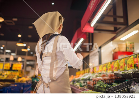 商品棚を見るスーパー店員 商品棚を見るスーパー店員 139058923