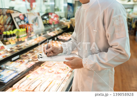 スーパーで品質管理を行う人 スーパーで品質管理を行う人 139058928