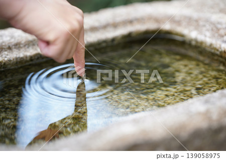 水に波紋を作る指のイメージ 水に波紋を作る指のイメージ 139058975