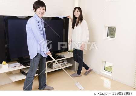 一緒に掃除をする若い夫婦 一緒に掃除をする若い夫婦 139058987