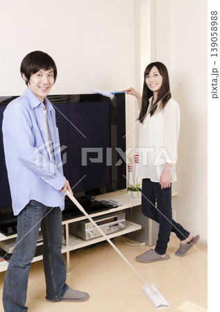 一緒に掃除をする若い夫婦 139058988