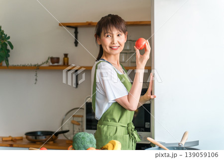 料理,自炊,冷蔵庫から食材を取り出す中高年の女性 料理,自炊,冷蔵庫から食材を取り出す中高年の女性 139059106