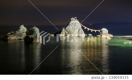 夜の二見浦　ライトアップされる夫婦岩　三重県 139059155
