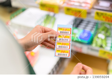 手に持つ30%オフシール 139059204