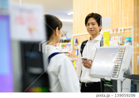 レジで接客する店員と客 レジで接客する店員と客 139059206