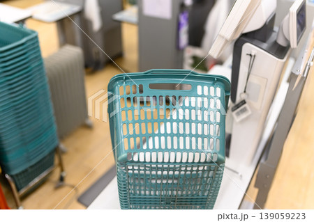 レジ前の買い物かご 139059223