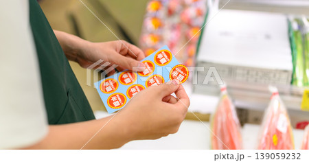 手に持つ割引シール 139059232