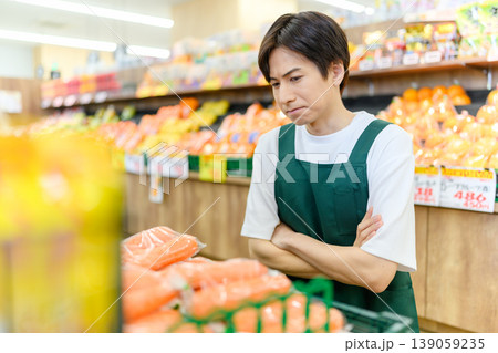 スーパーで悩む男性店員 139059235