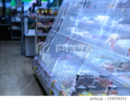 スーパーの陳列棚と商品 スーパーの陳列棚と商品 139059252