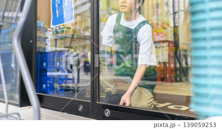 店員が店内を見渡している 店員が店内を見渡している 139059253