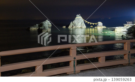 夜の二見浦 ライトアップされる夫婦岩 三重県 夜の二見浦 ライトアップされる夫婦岩 三重県 139059263