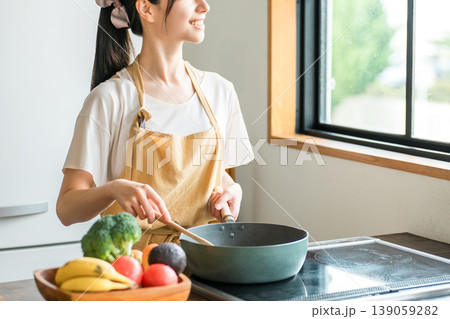 キッチンで料理をする若いアジア人女性(クッキング・手料理) キッチンで料理をする若いアジア人女性(クッキング・手料理) 139059282
