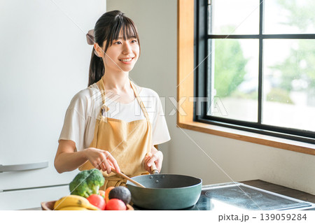 キッチンで料理をする若いアジア人女性(クッキング・手料理) キッチンで料理をする若いアジア人女性(クッキング・手料理) 139059284