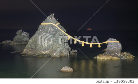 夜の二見浦 ライトアップされる夫婦岩 三重県 夜の二見浦 ライトアップされる夫婦岩 三重県 139059302
