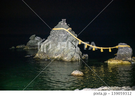 夜の二見浦 ライトアップされる夫婦岩 三重県 夜の二見浦 ライトアップされる夫婦岩 三重県 139059312