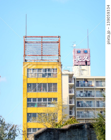 レトロビルと青空の都市風景 building sky photo 139059334