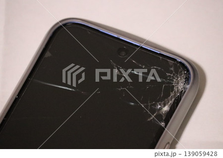 割れたスマートフォン 割れたスマートフォン 139059428