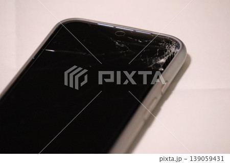 割れたスマホ 139059431